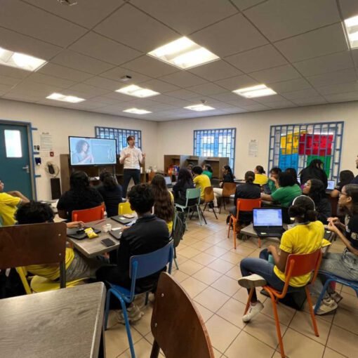 Leerlingen van Colegio San Antonio in Santa Cruz leren hoe ze een vlog moet maken